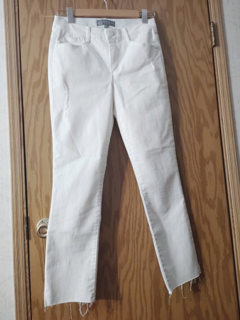Wit & Wisdom Women’s Size 4 Straight Leg Jeans White Distressed Raw Hem 28 x 27